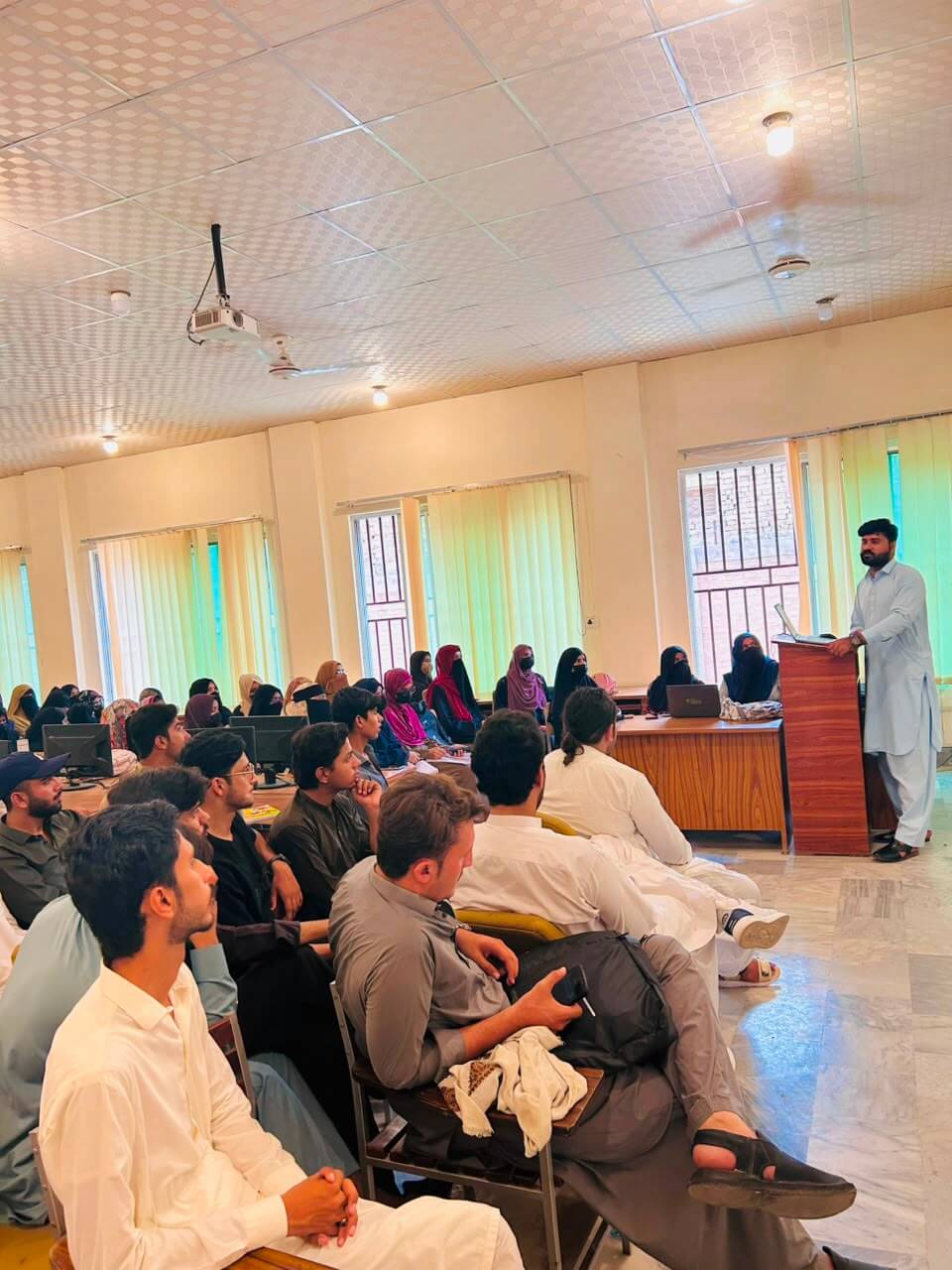 Hunar Tehreek training class in session — photo 11